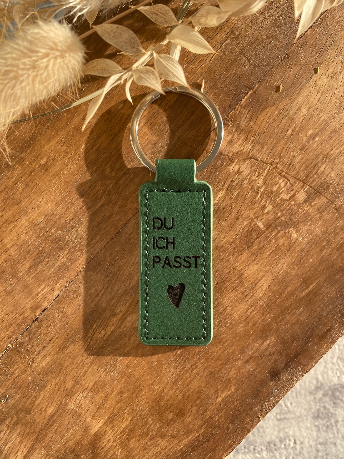 Schlüsselanhänger aus veganem Apfelleder | mit persönlicher Gravur