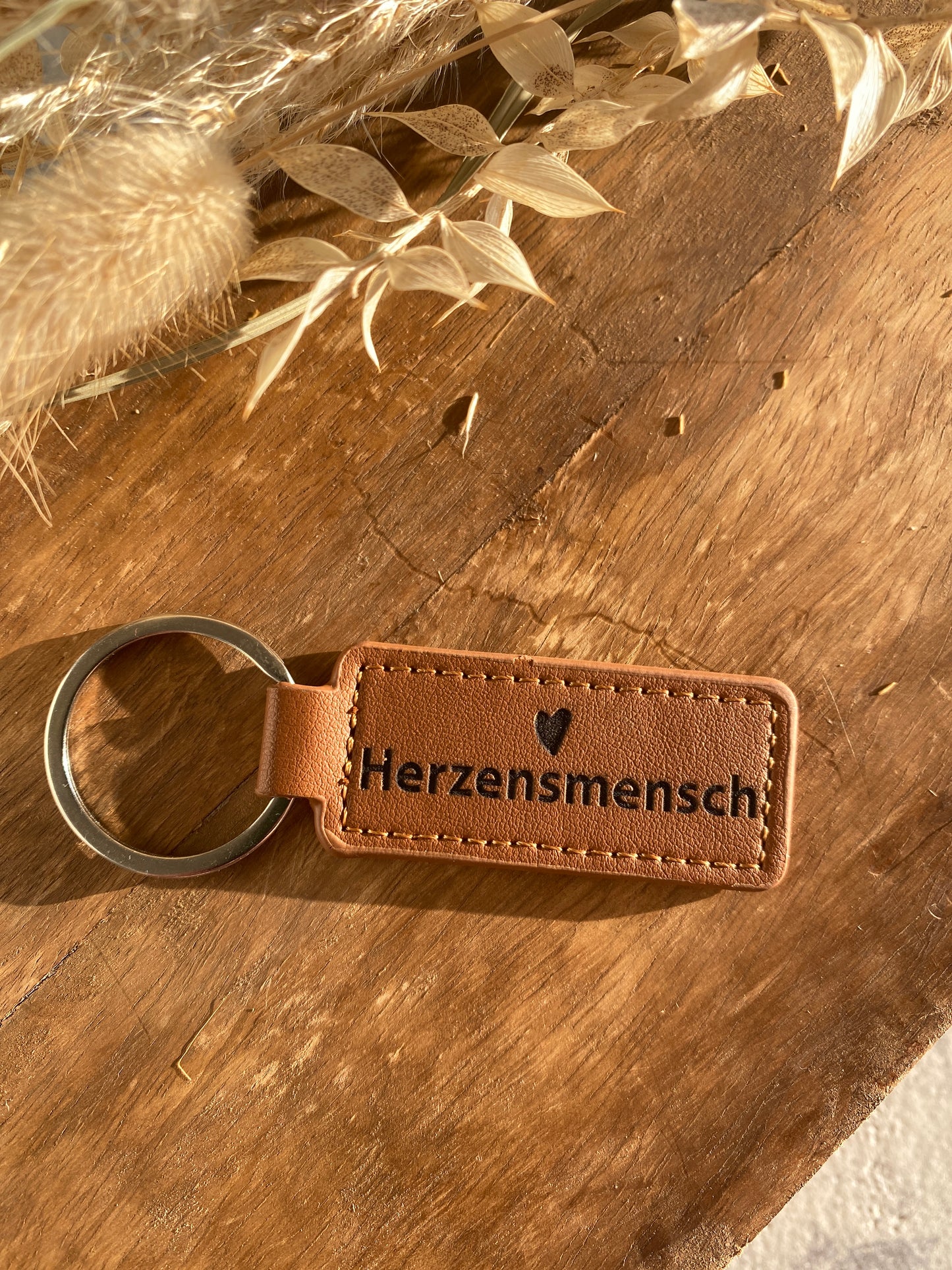 Schlüsselanhänger aus veganem Apfelleder | mit persönlicher Gravur