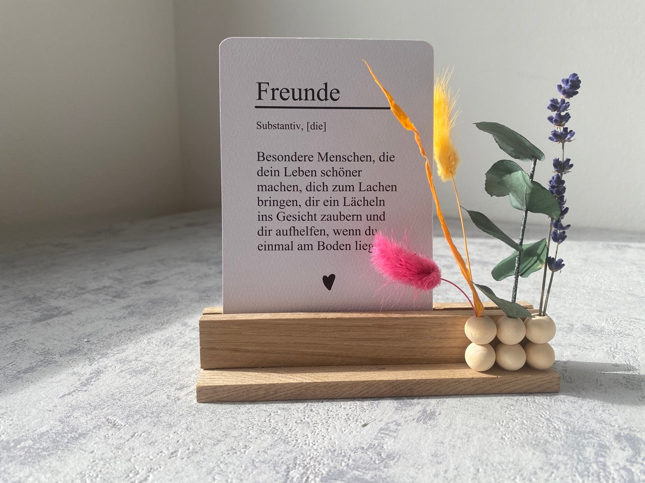 Kartenhalter mit Karte und Trockenblumen | Freunde | Flowerboard